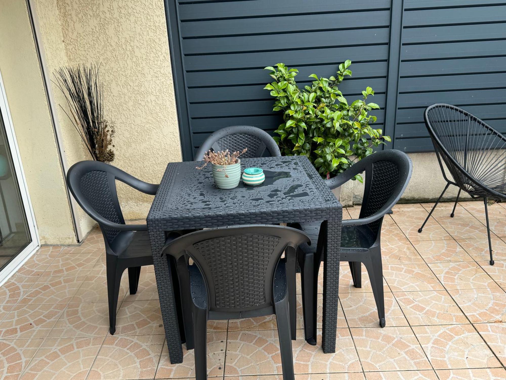 Au Calme Dans Maison En Rez De Jardin A 2,2 Kms Du Groupama Stadium Et Salle Ldlc Arena Meyzieu Exterior photo